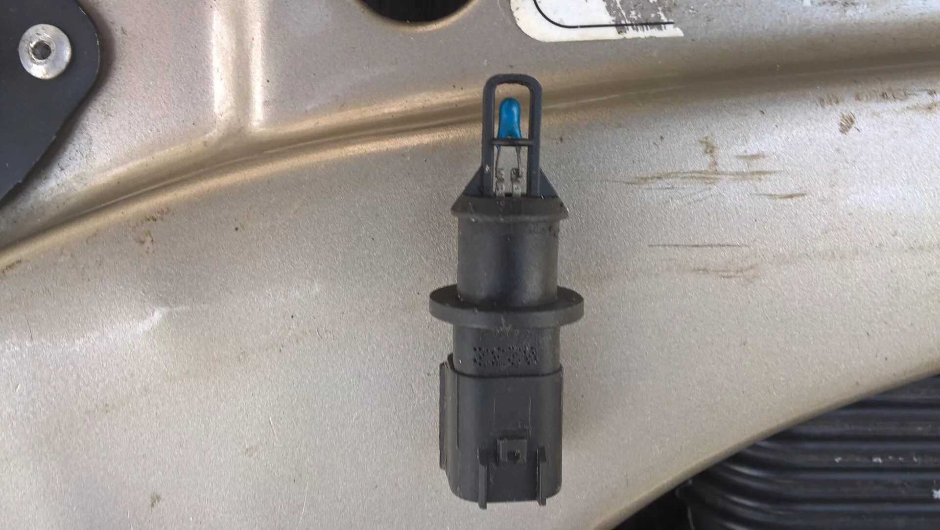 Крепление датчика температуры наружного воздуха 2114. Датчик температуры окружающей среды фольксваген т4. Датчик температуры воздуха ваз 2114. Где стоит датчик температуры воздуха. Датчик уличной температуры додж караван 2005.