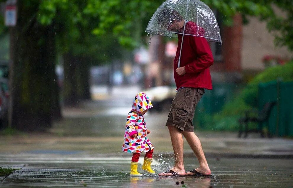 Можно ли гулять в дождь. Прогулка под дождём. Прогулка в дождь. Прогулка под дождем летом. Прогулки под дождем дети.