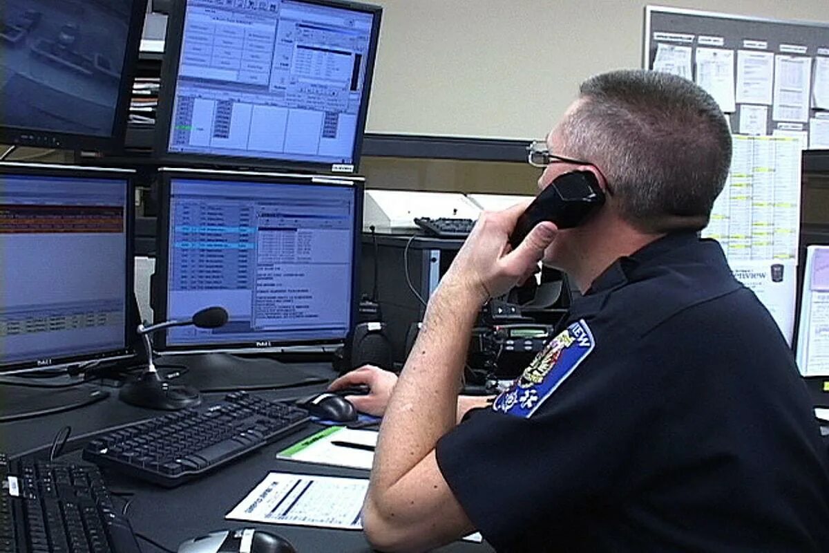 911 operator. Диспетчер 911 сша. служба 911 сша. диспетчерская служба 911 сша. диспетчер 911 лос анджелес.