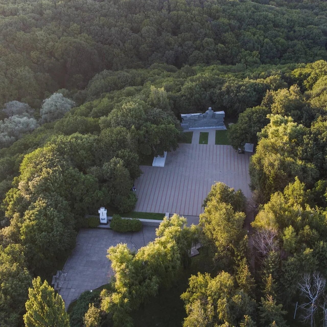 Памятники родники. Мемориальный комплекс холодный Родник Ставрополь. Мемориал холодные Родники Ставрополь. Памятник холодный Родник Ставрополь. Город Ставрополь мемориал холодный Родник.