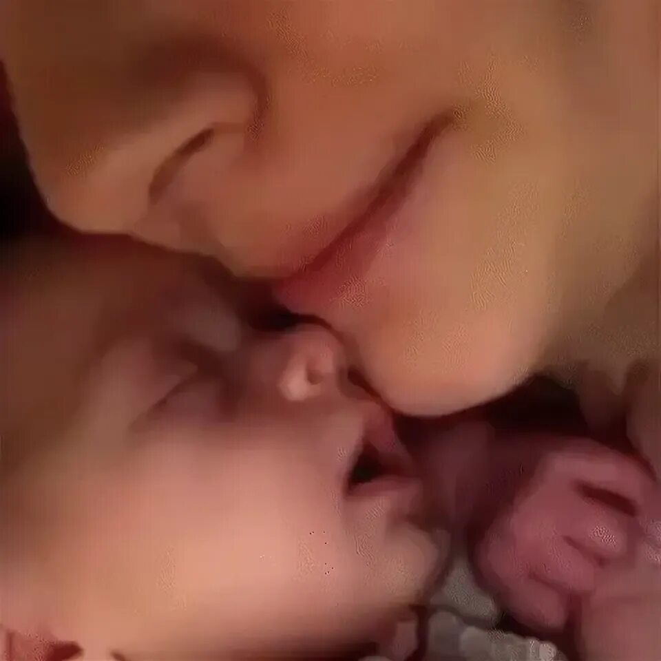 Поцелуй маму видео. Поцелуй мамы. Мама целует с языком. Мамин поцелуй с языком. Поцелуй с мамой с языком.
