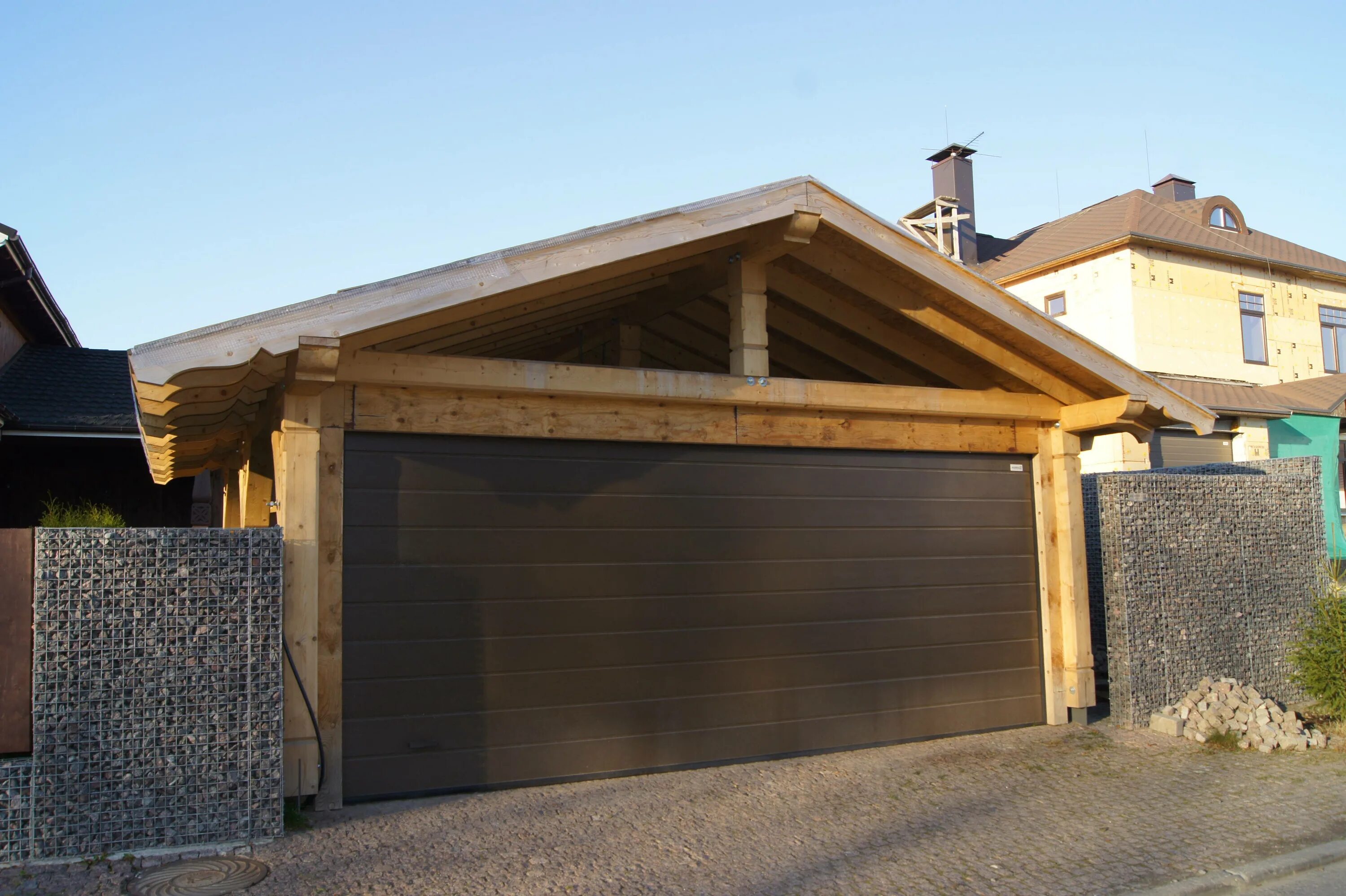 гараж на участке. гараж для машины от забора. стройка гаража. дом с гаражом. красивые гаражи из кирпича.