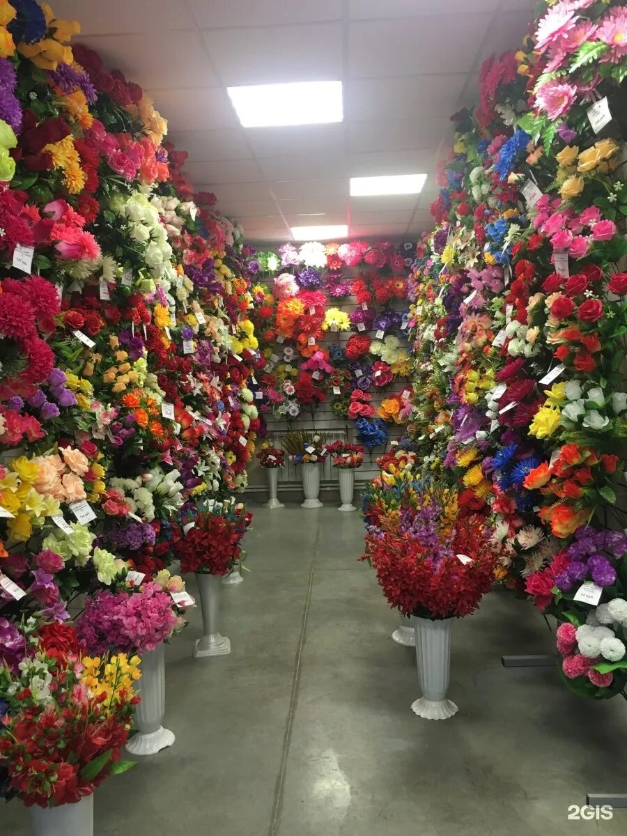 Искусственные цветы выкладка. Рынок искусственных цветов. Магазин искуственных цветов. Оптовая база искусственных цветов.