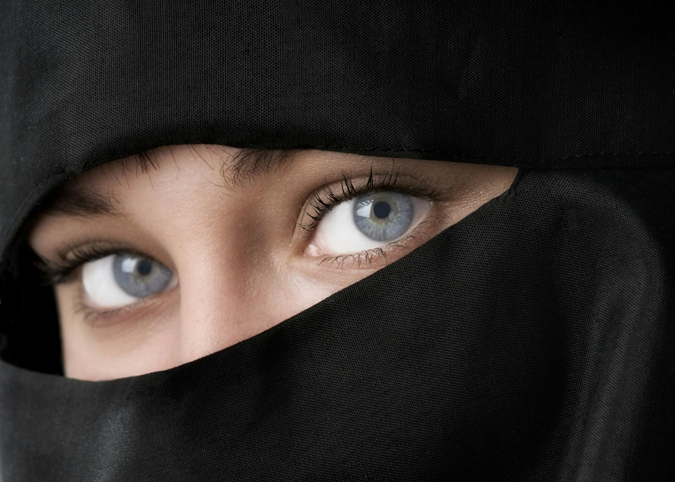 Чадра паранджа хиджаб. Арабский никаб. Глаза девушки в парандже. Мусульманка с голубыми глазами.