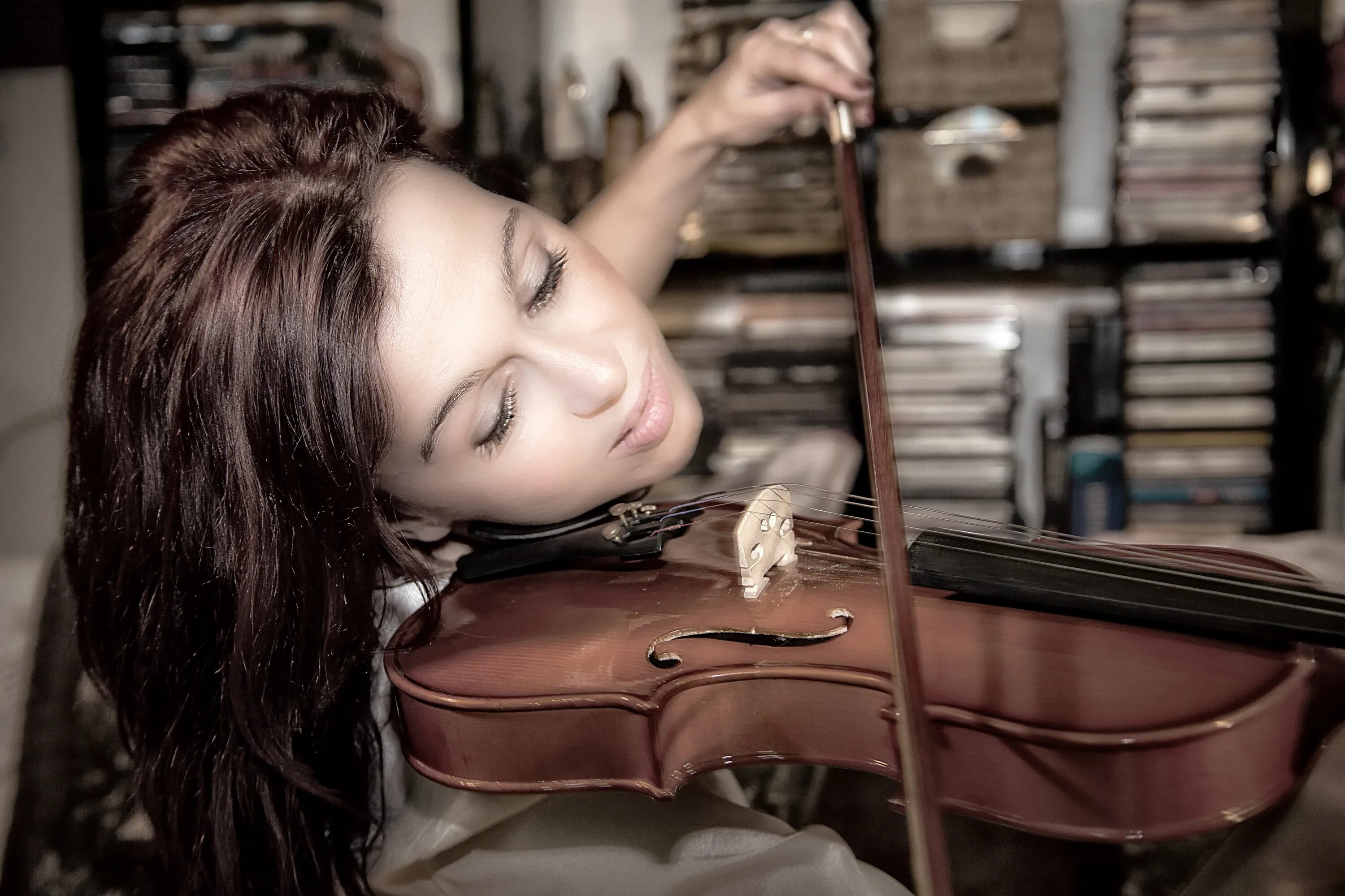 Беаутифул Виолин. Женщина со скрипкой. Красивая девушка со скрипкой. Violins playing and the angels crying