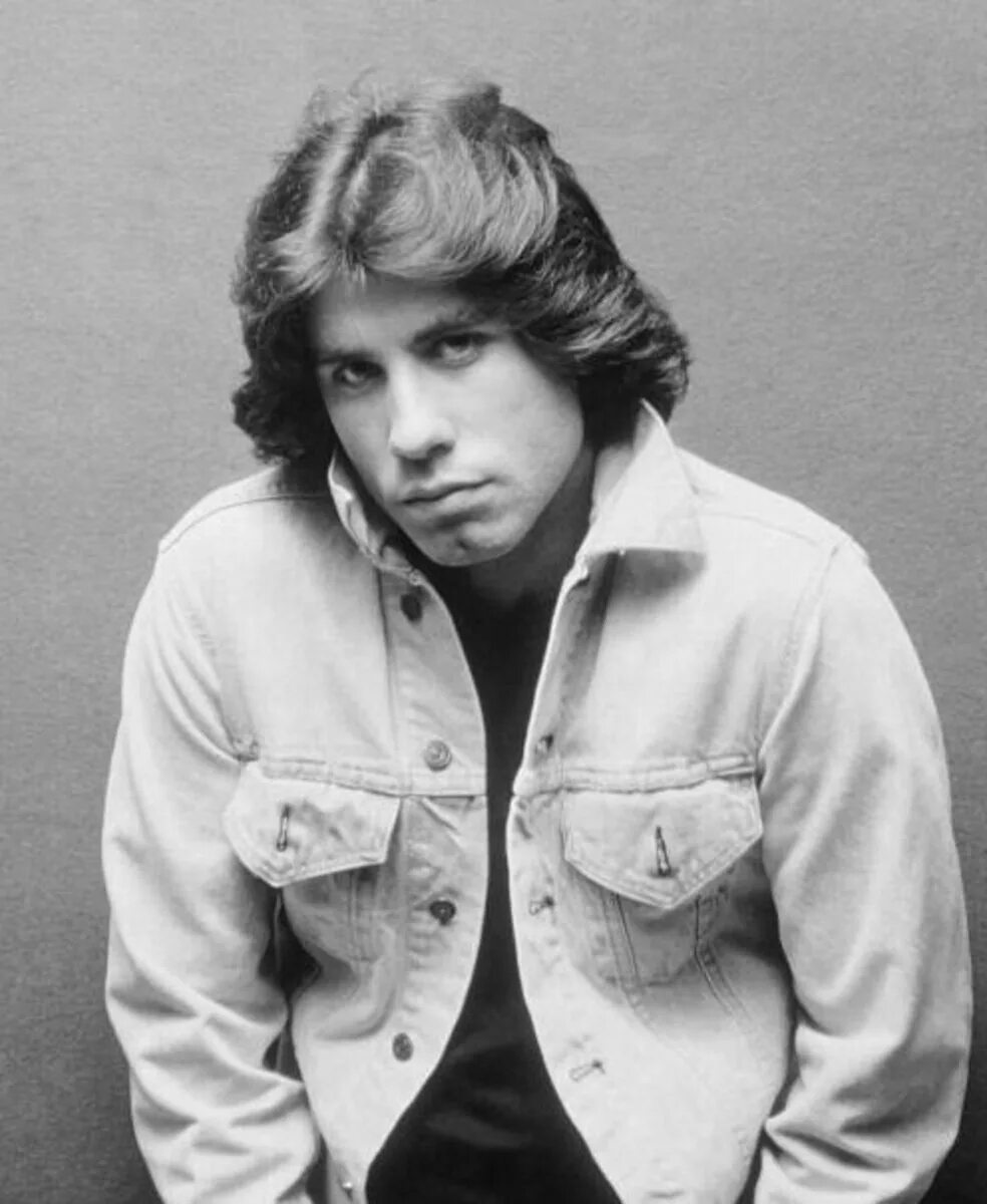 Фото мужчин 80 годов. John Travolta 1970s. Маллет 1970. Мужские причёски 70-х годов.