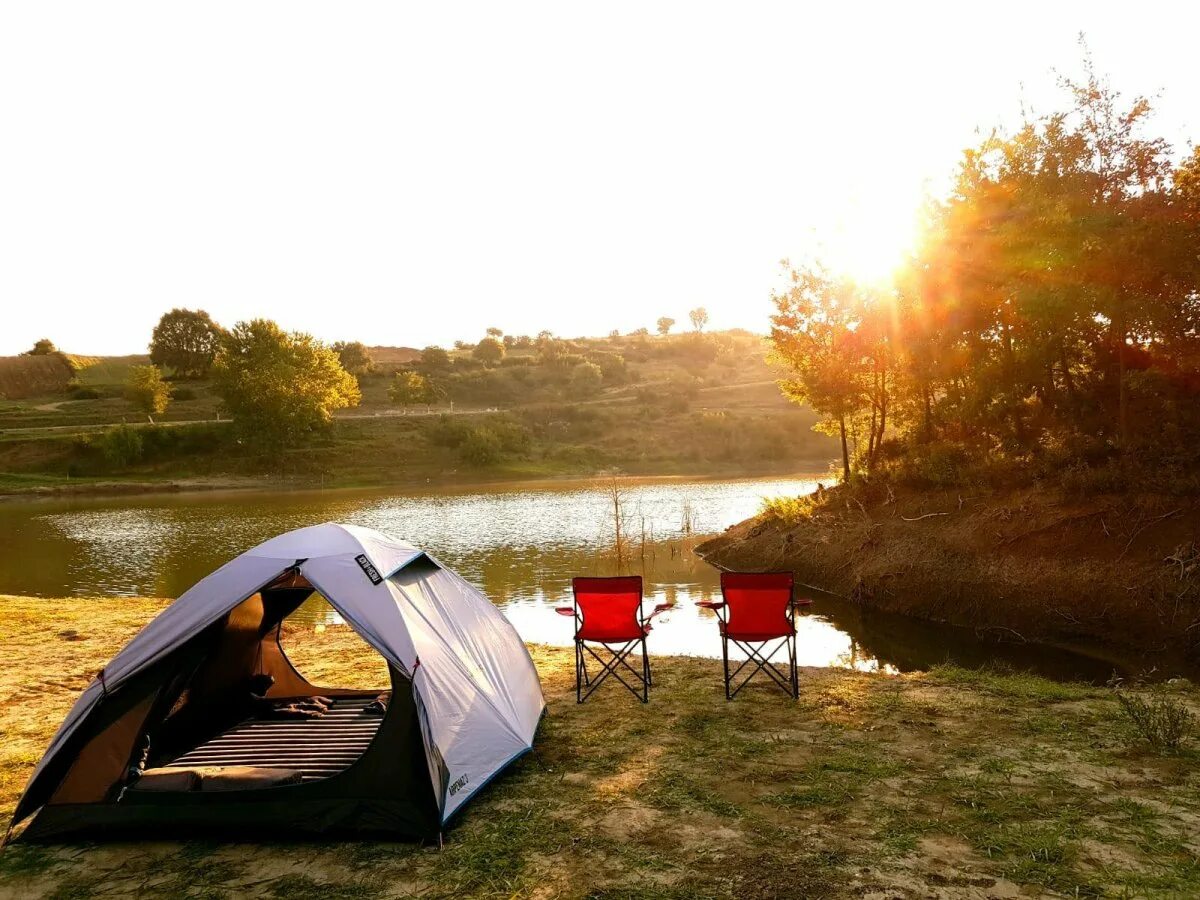 Camping park. Кемпинг серебряное озеро. Палатка на берегу озера. Палатка на берегу реки. Красивый кемпинг.