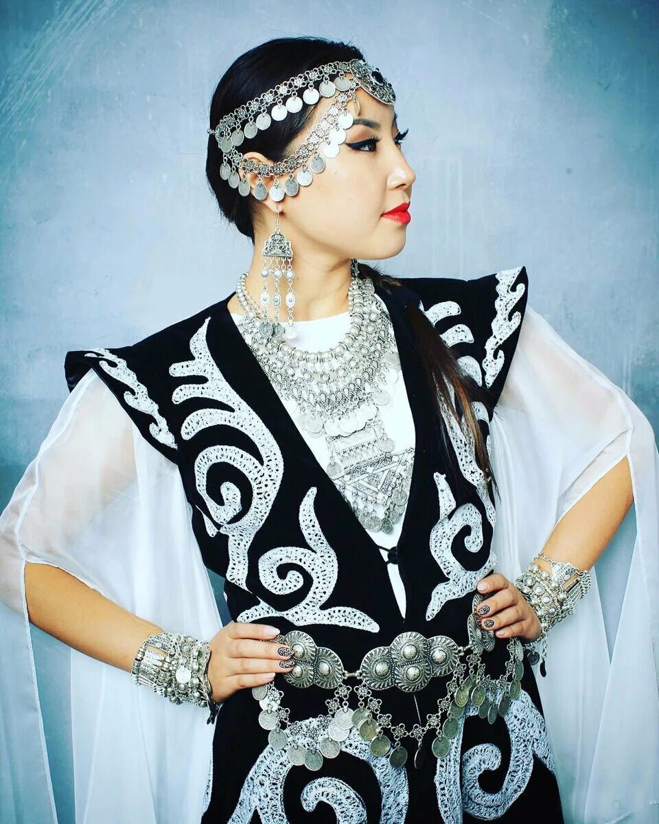 Монгольская певица Tatar. Саукеле казахский. Шокуло кыргызский. Казахский костюм.
