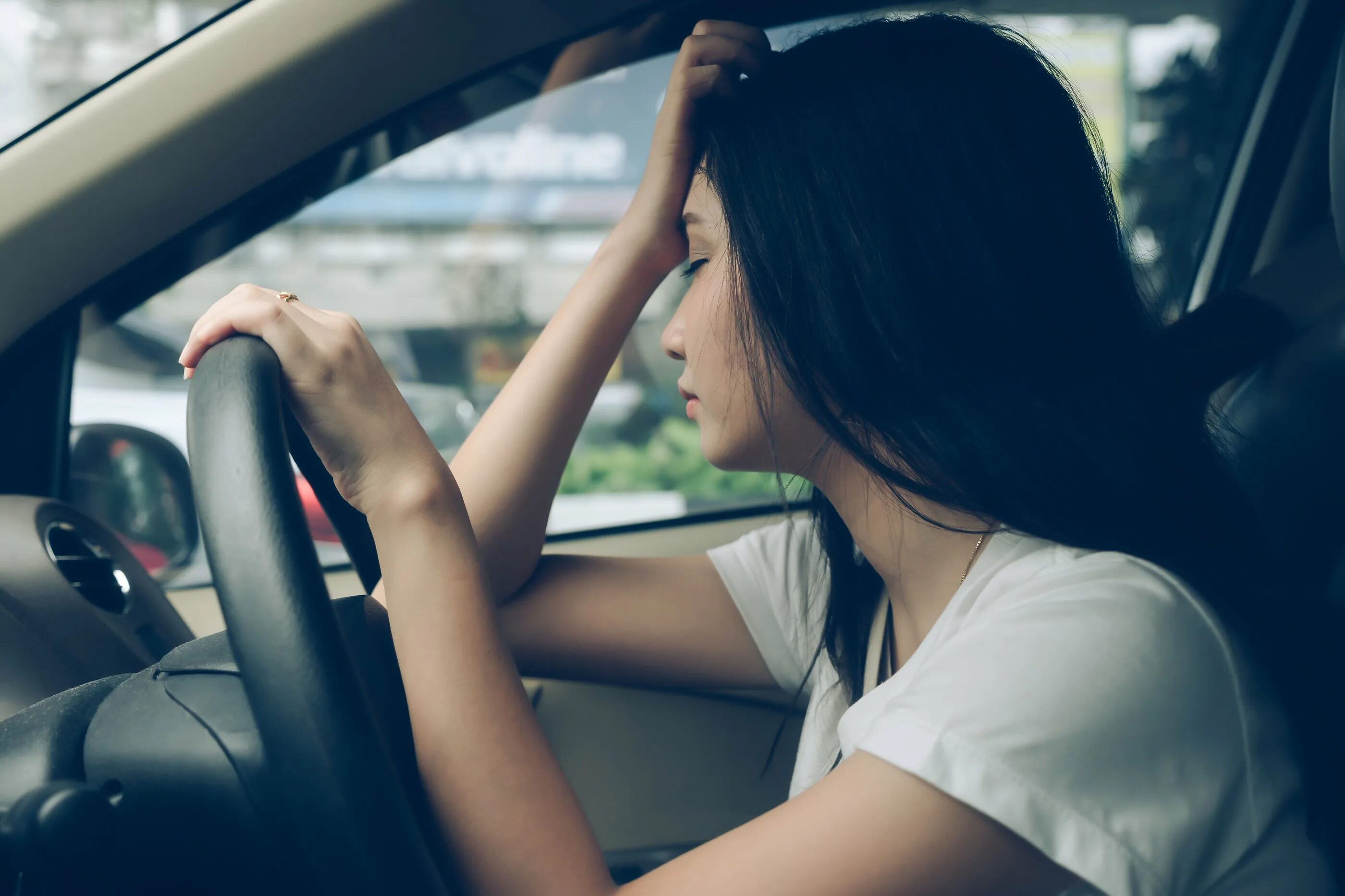 When we drive the car. Женщина водитель. Женское вождение автомобиля. Девушка грустит в авто. Человек грустит в машине.