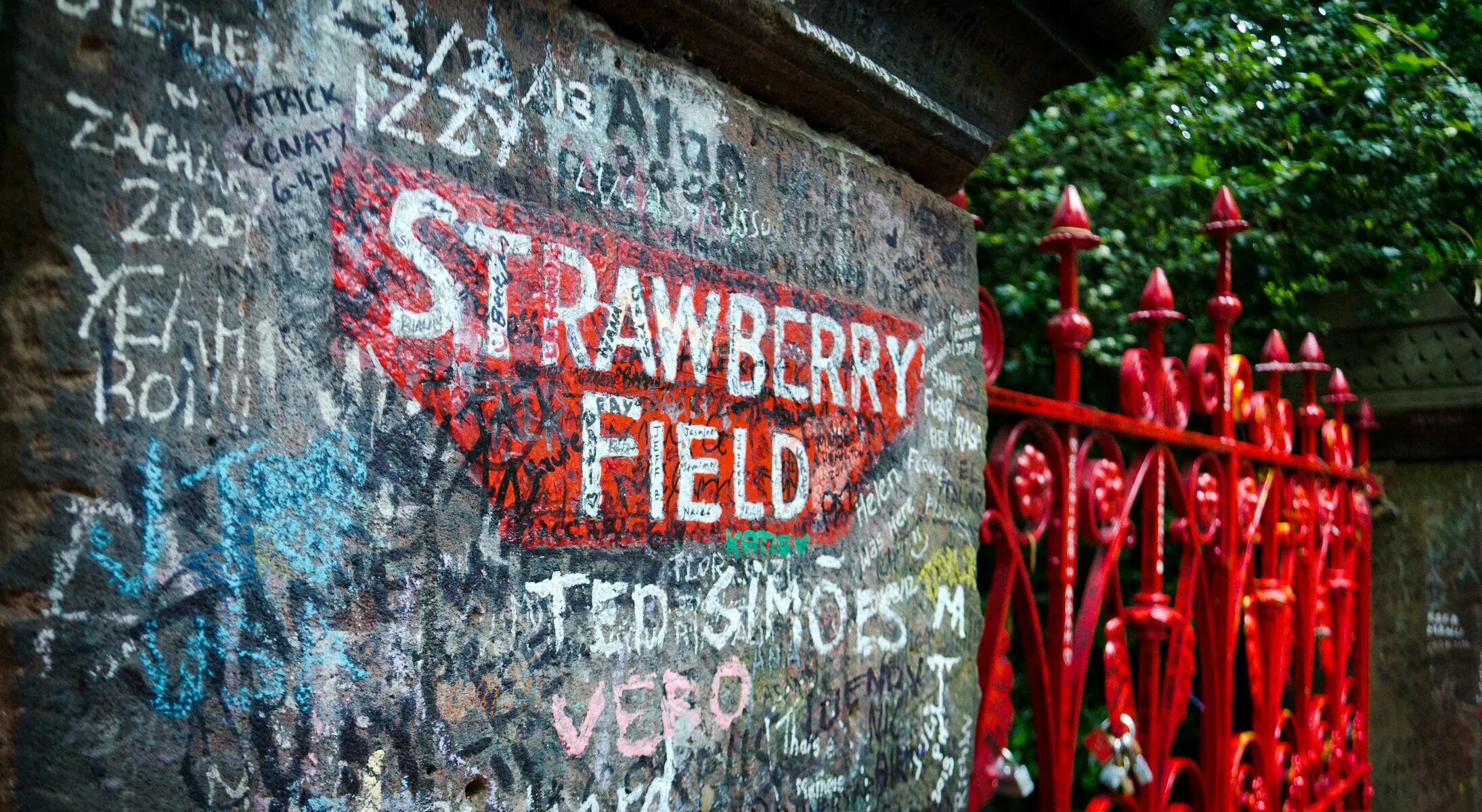 Strawberry fields forever the beatles. Строберри хилл битлз. строуберри филдс форевер. strawberry fields forever. земляничная поляна битлз.