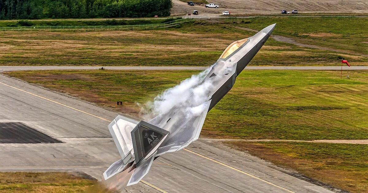 Кобра пилотаж. Ф22 кобра. f22 raptor фигуры пилотажа. кобра пугачева.