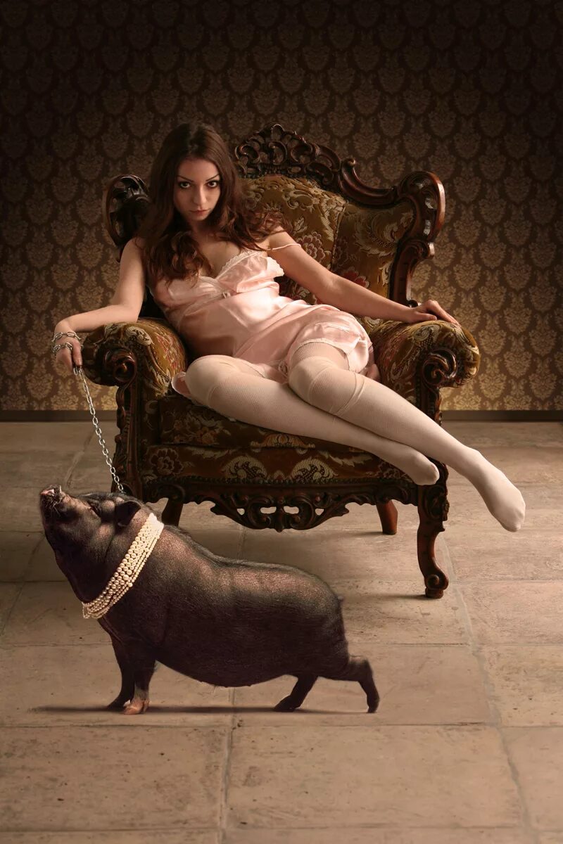 Девушка с поросенком. Женщина с кабанов. Женщина с кабанов. Женщина с кабанов. Женщина с кабанов.