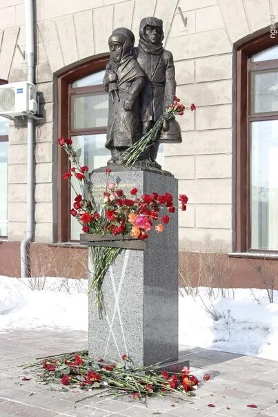 Блокада омска. Памятник ленинградцам блокадникам Омск. Памятнике города Омска детям блокадного Ленинграда. Памятник блокадным детям в Омске. Памятник детям блокады Ленинграда Омск.