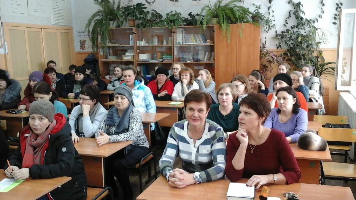 Собрание про школу. Родительское собрание в школе. Родители в школе. Родители на родительском собрании в школе. На собрании будем.