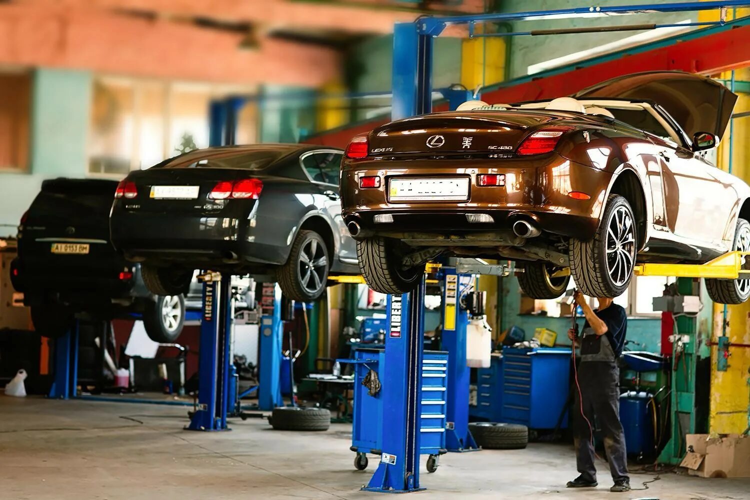 Ремонтная мастерская автомобилей. Техобслуживание машины. Авто в автосервисе. Машина в автосервисе. Автосервис сто.