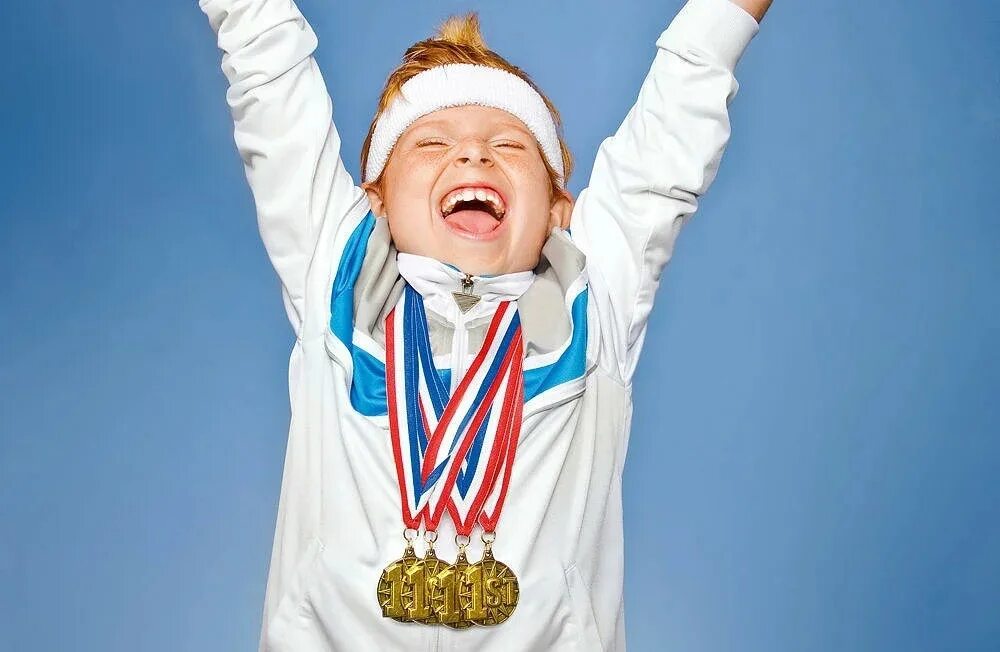 Радоваться достижениям. Дети спортсмены. Ребенок победитель. Счастливые дети спортсмены. Радость Победы.