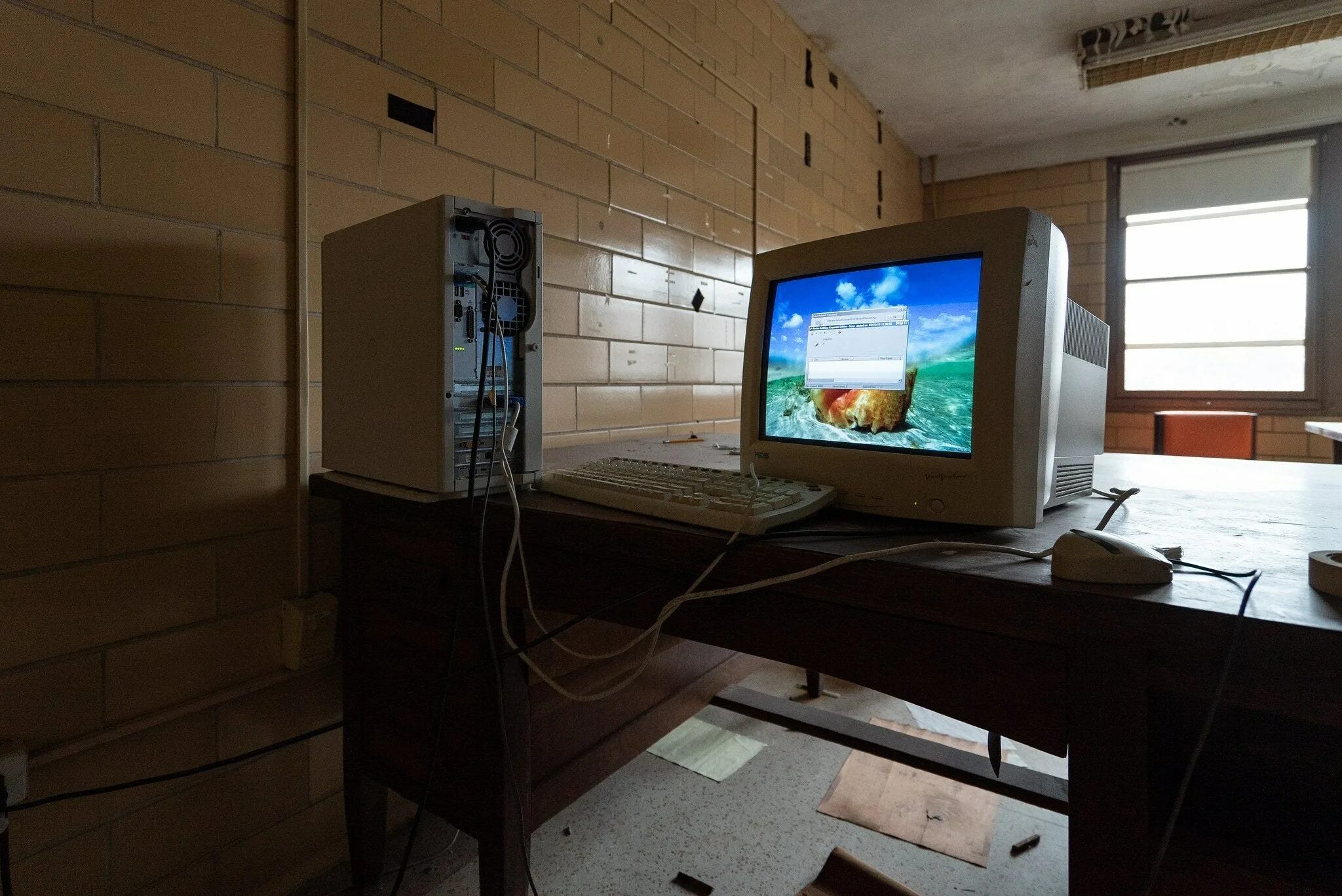 Заброшенный компьютер. Старый компьютер в комнате. Старый компьютер в команте. Старая комната и комп.