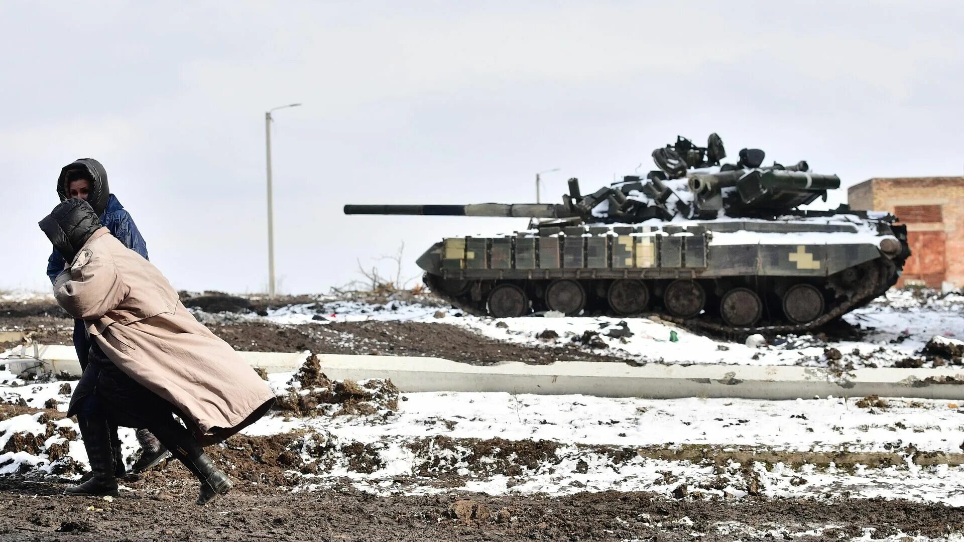 Боевая правда. Российские войска на Украине. Уничтоженная техника НАТО на Украине. Волноваха уничтоженный танк.