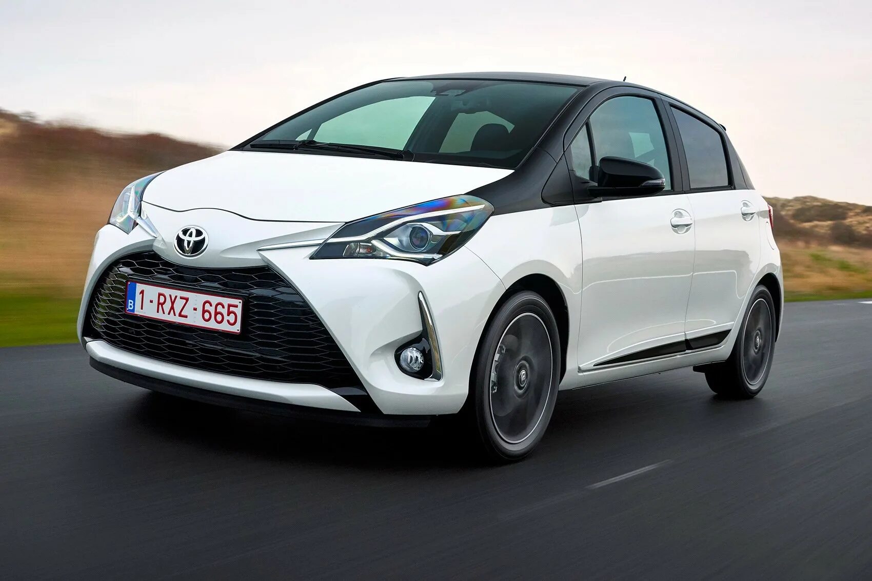 Toyota Yaris 1.5. Toyota Yaris Hybrid 1.5. Toyota Yaris 2017. Тойота Ярис 2017 гибрид.