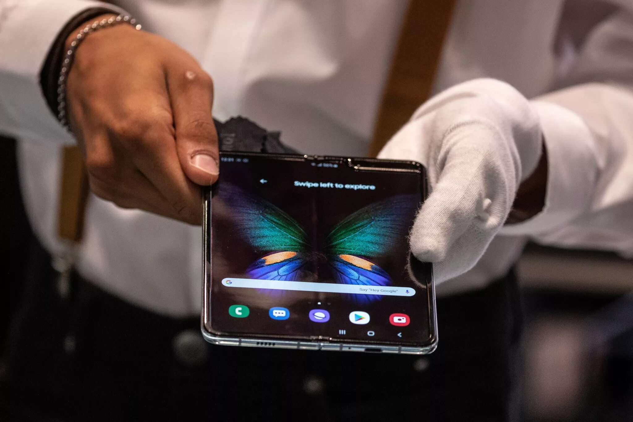 Самсунг галакси с гибким экраном. Samsung Galaxy Fold с гибким. Складной смартфон Samsung Galaxy Fold. Самсунг галакси сгибающийся.