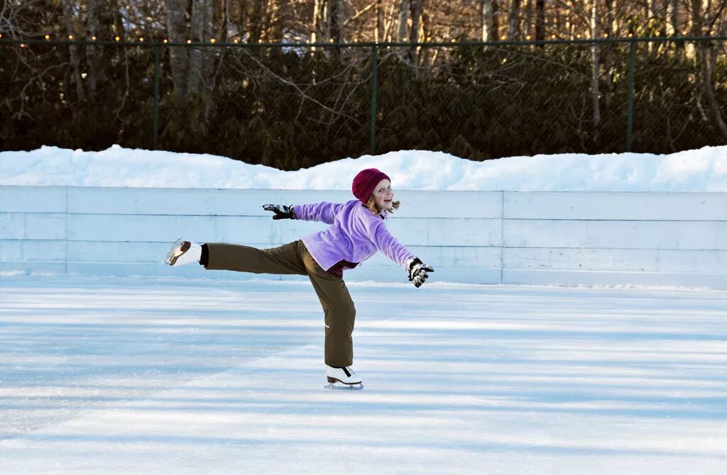 He is skating. Катание на коньках. Кататься на коньках спорт. Люди катаются на коньках. Спортивное катание на коньках.