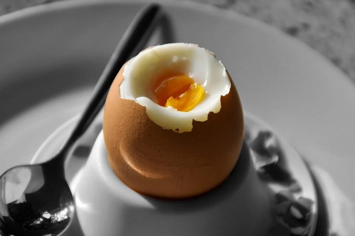 Яйцо в мешочек после закипания. Яйцо вареное всмятку. Сколько варить яйца. Яйца всмятку на завтрак. Что приготовить с яйцами.