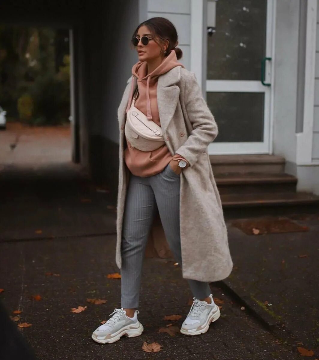 Спортивный стиль оверсайз. Образы с худи. Образ с худи оверсайз. Пальто с худи. Пальто в спортивном стиле.