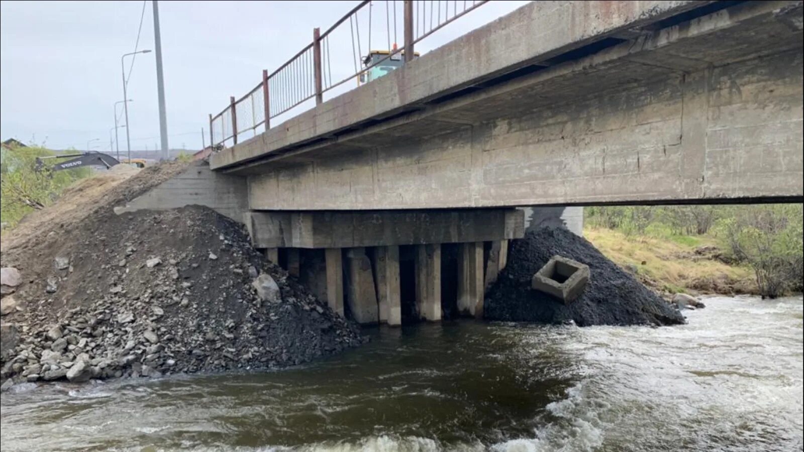 Какой мост разрушился. Река Колосйоки никель. Мосты через реки Мурманской области. Разрушенный мост Мурманская область. Река в Никеле Мурманской области.