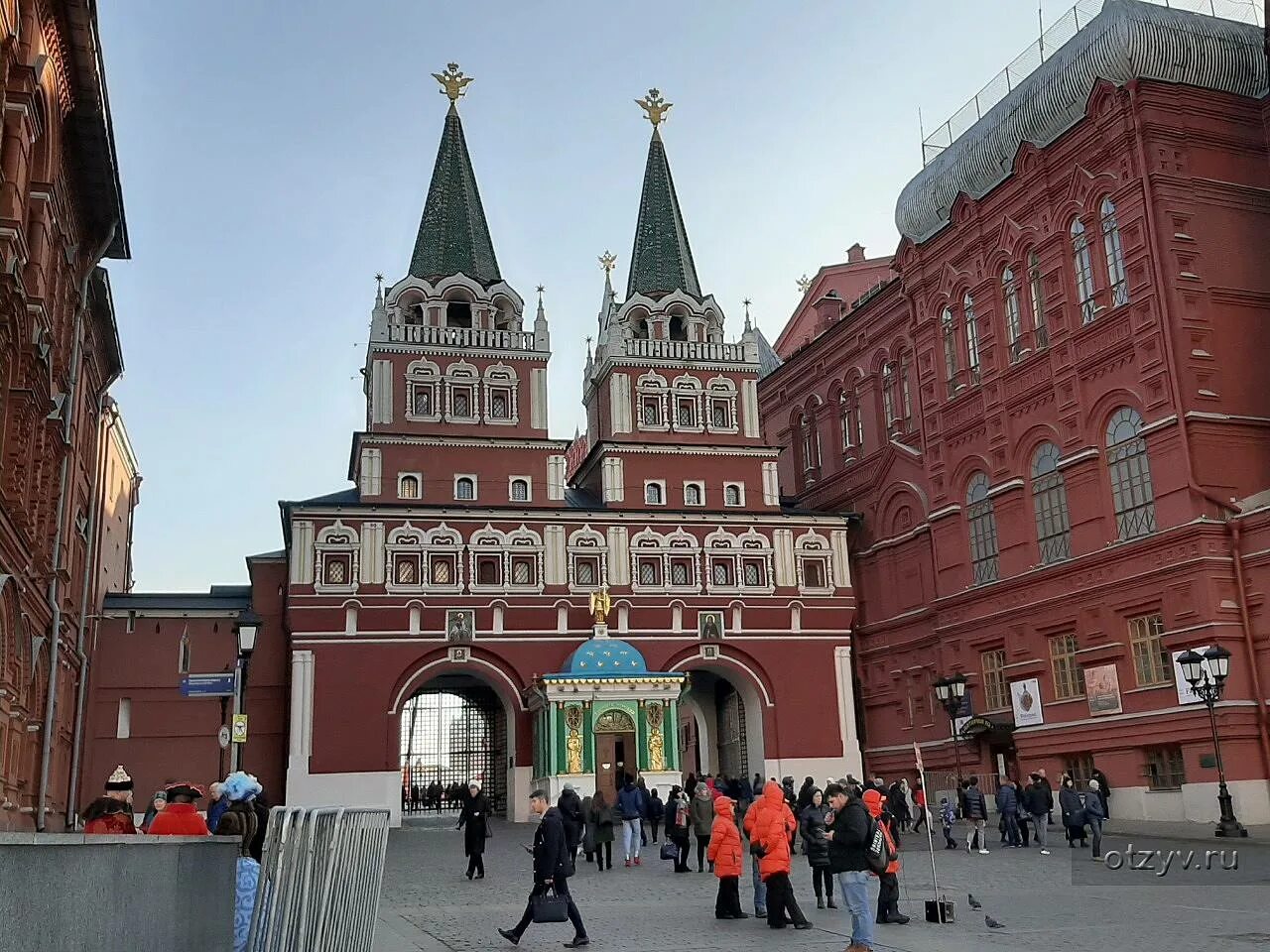Воскресенские ворота кремля. Воскресенские ворота и иверская часовня в москве. Воскресенские ворота кремля. Иверские (воскресенские) ворота. Площадь воскресенские ворота.