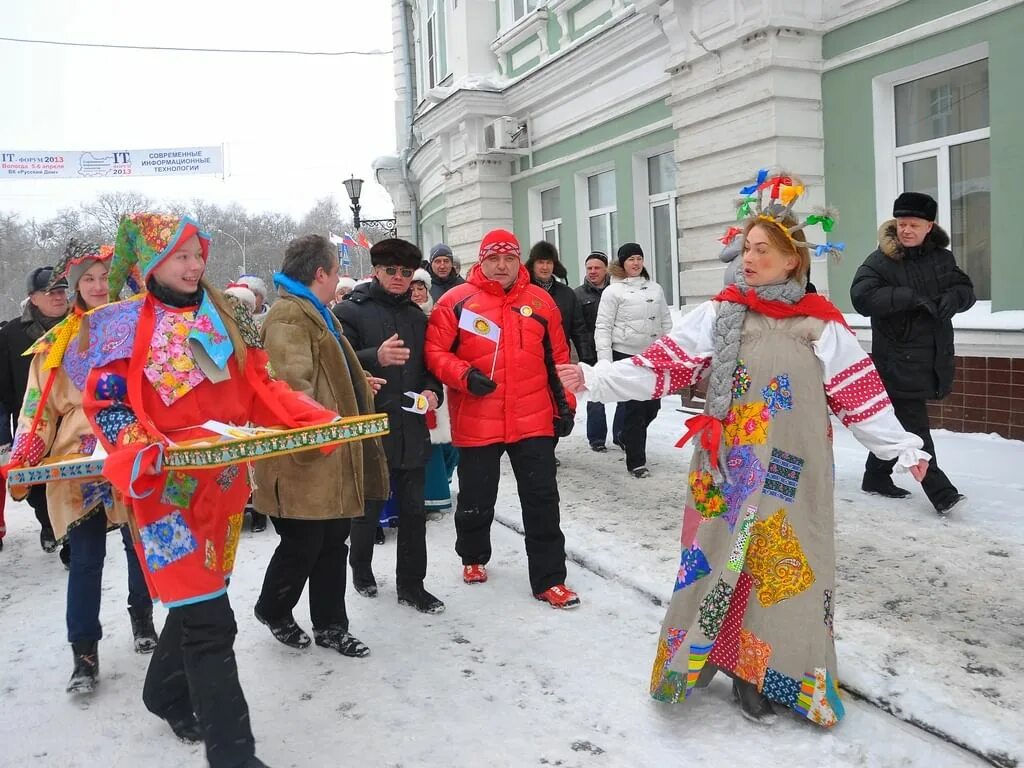 Проводы зимы в омске. Костюм Масленицы. Персонажи на Масленицу. Наряд на Масленицу. Проводы зимы костюмы.