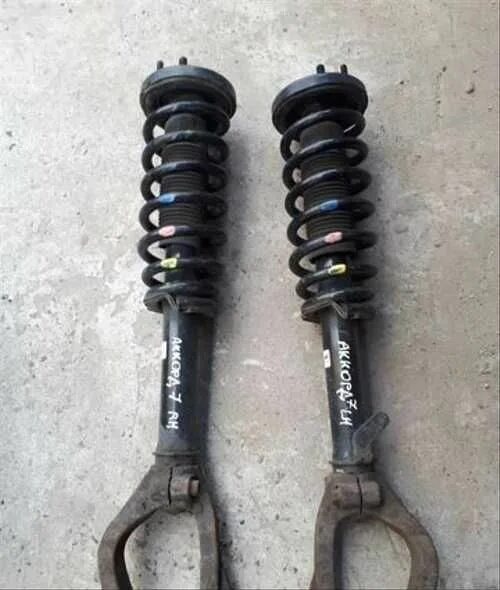 Стойка хонда аккорд 7 передняя. Стойки передние хонда аккорд 7. Стойки аккорд 7. Showa амортизаторы хонда accord 7. Задние стойки хонда аккорд 7.