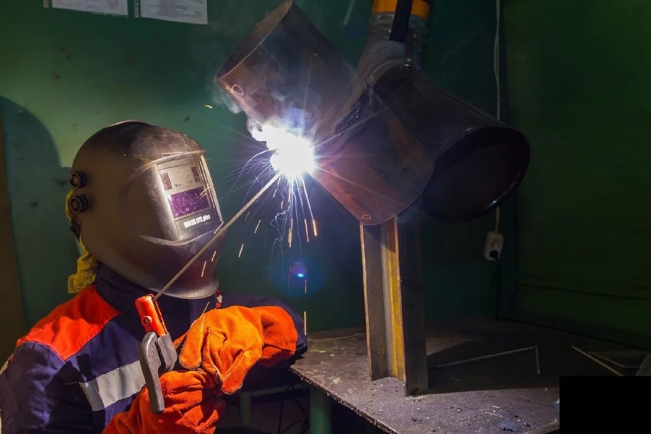 Ищем сварщика. Пермь работа сварщик вакансии. Цех сварки. Сварщик. Пермь работа сварщик вакансии.
