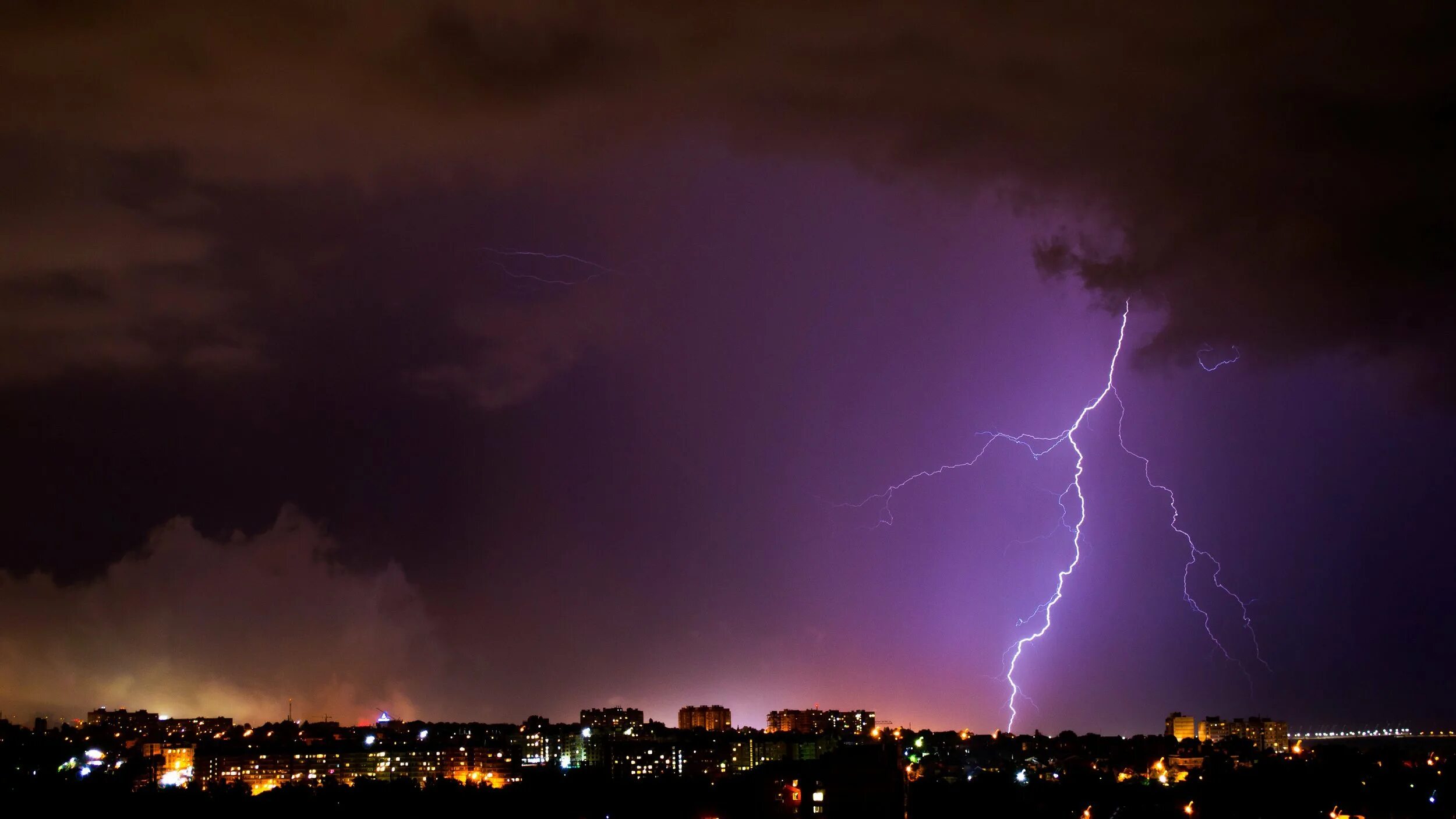 молния в деревне. ночная гроза в деревне. весенняя гроза. лес перед грозой. природа после дождя.