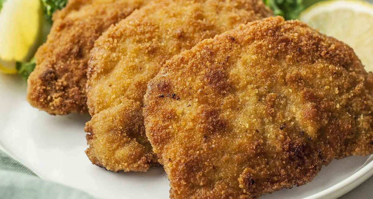 Куриный фарш в сухарях. Шницель свиной. шницель куриный в панировке. венский шницель. шницель из свинины в сухарях.