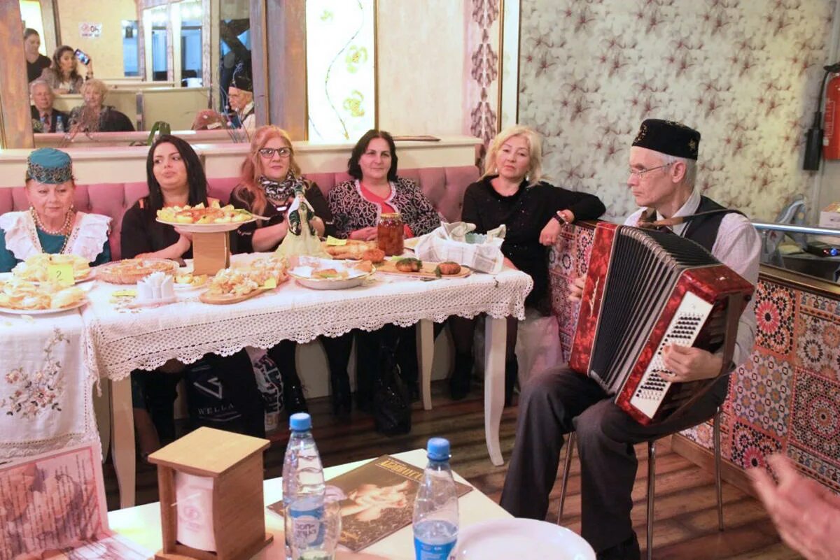 Татарские сценария юбилея. День татарской кухни. Всемирный день татарской кухни. 28 Февраля день татарской кухни. День татарской кухни Баку.