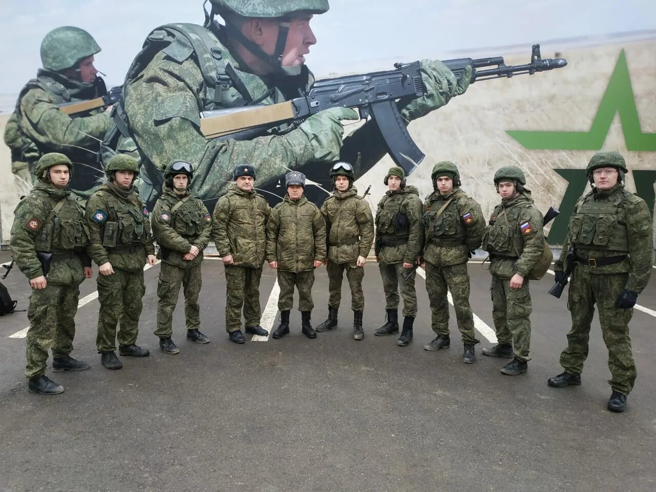 Залпом 333. Ночное дежурство солдата. 333 центр боевой подготовки мулино шевроны. 333 боевая. Армейские команды.