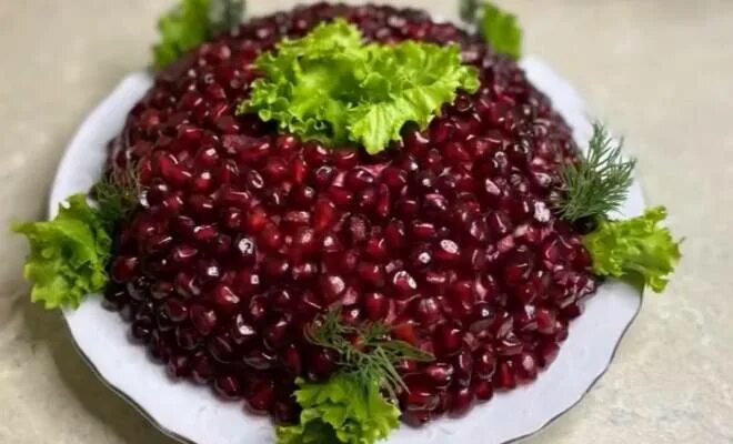 Салат с гранатом яйцом. Салат с гранатом и курицей. Салат с гранатом и кукурузой. Салат с гранатом и сыром. Козлиный салат с гранатом.