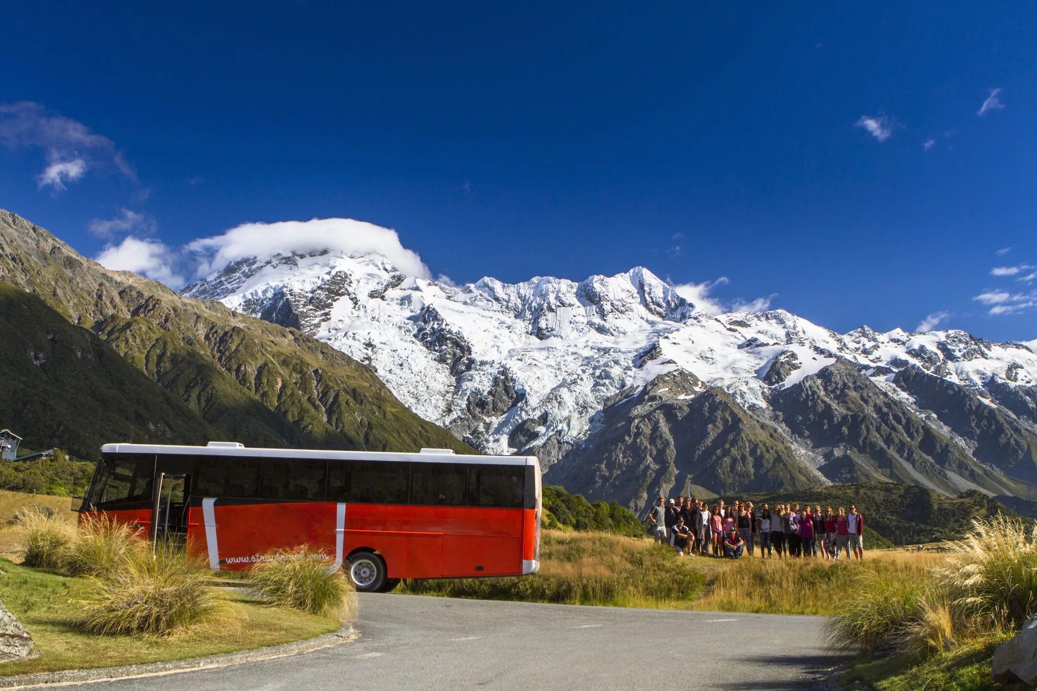 Автобус едет в горы. Аотеароа новая Зеландия. Новая Зеландия путешествие. Автобусы новой Зеландии. Автобус в горах.