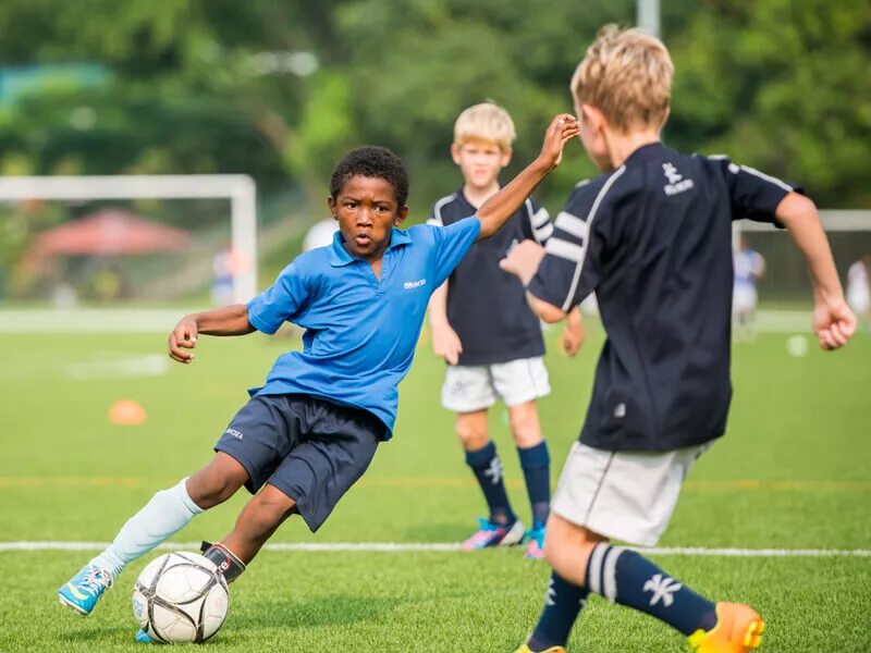 My brother plays football. Boy футболист. Футбольная школа в Китае. Футбол shorts. Кампус футбол.