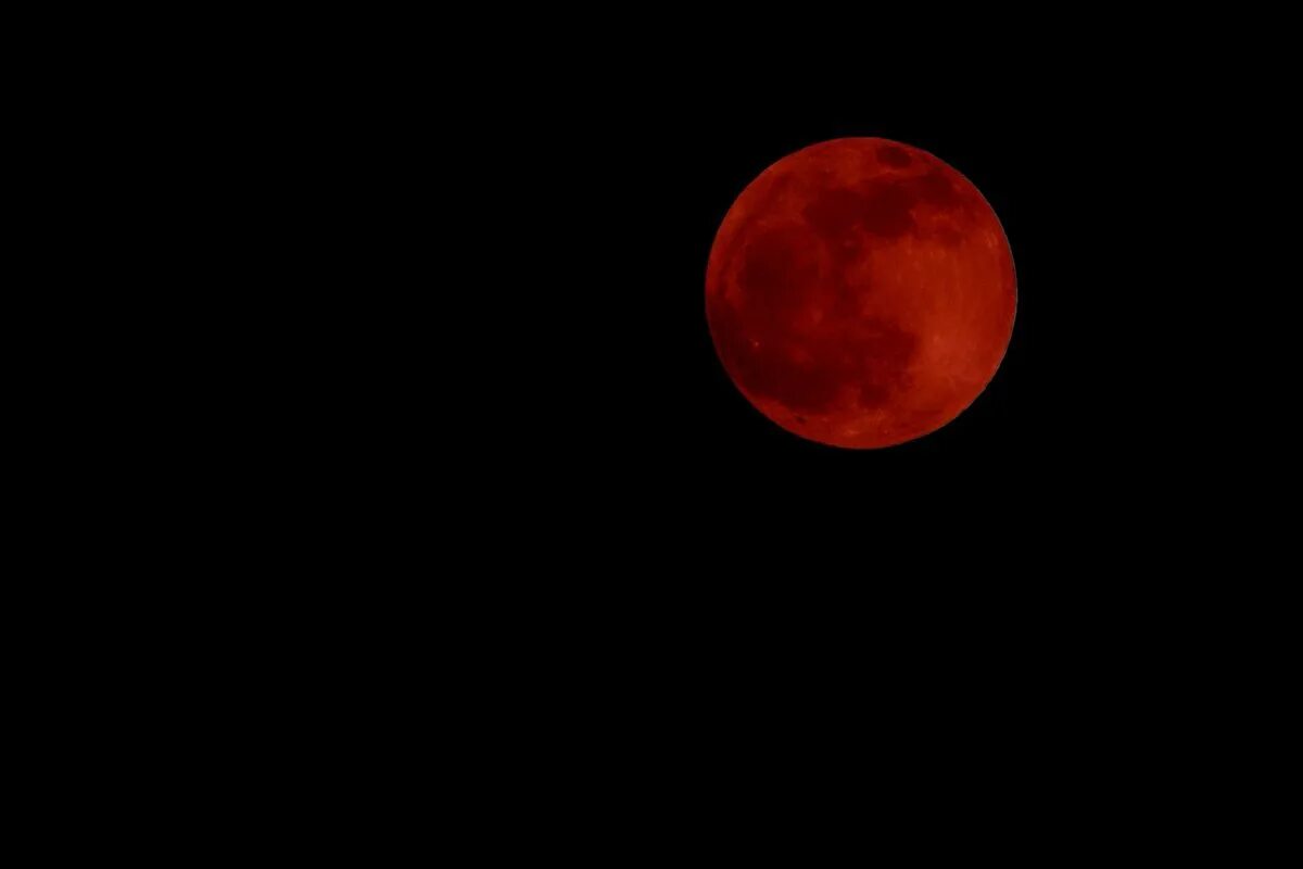 4 красные луны
