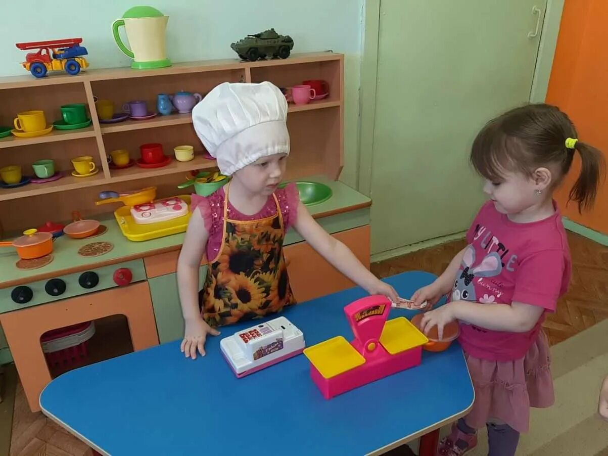 Установить сюжетные игры. Сюжетные игры в детском саду. сюжетно ролевая игра магазин. сюжетно-ролевая играvfufpby. ролевые игры для детей в детском саду.