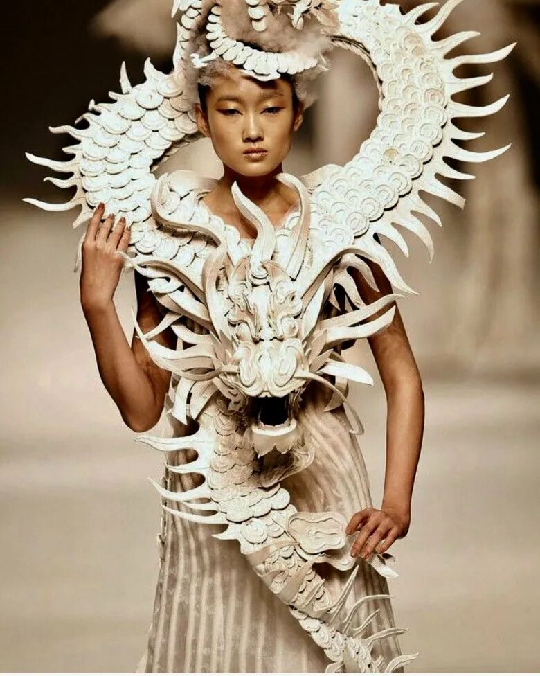 Необычные костюмы. Ирис ван харпен 3д одежда. Неординарные костюмы. Capriole iris van herpen. Рианна met gala 2017.