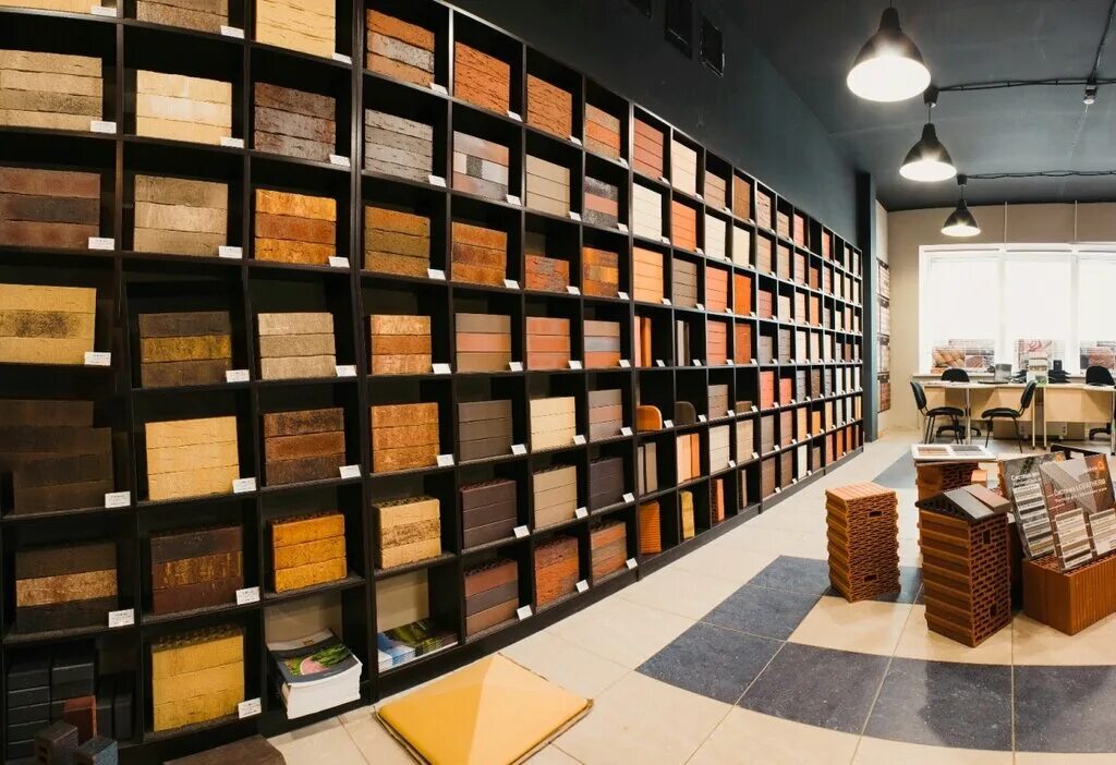 кирпич тдсм. шоу рум клинкерной плитки. выставочные стенды кирпич. строительные строительные магазины кирпичи. перегородка из клинкерного кирпича.