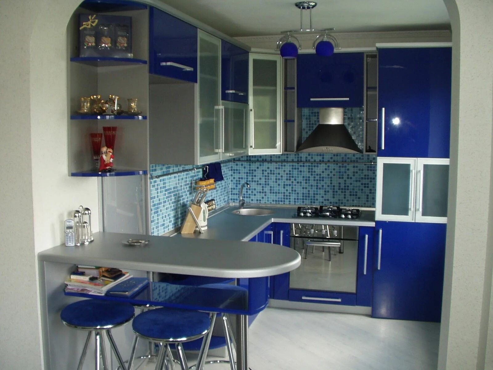 Найти ремонт кухни. Синие кухни. Синий кухонный гарнитур. Барная стойка для кухни. Кухонный гарнитур синий с барной стойкой.