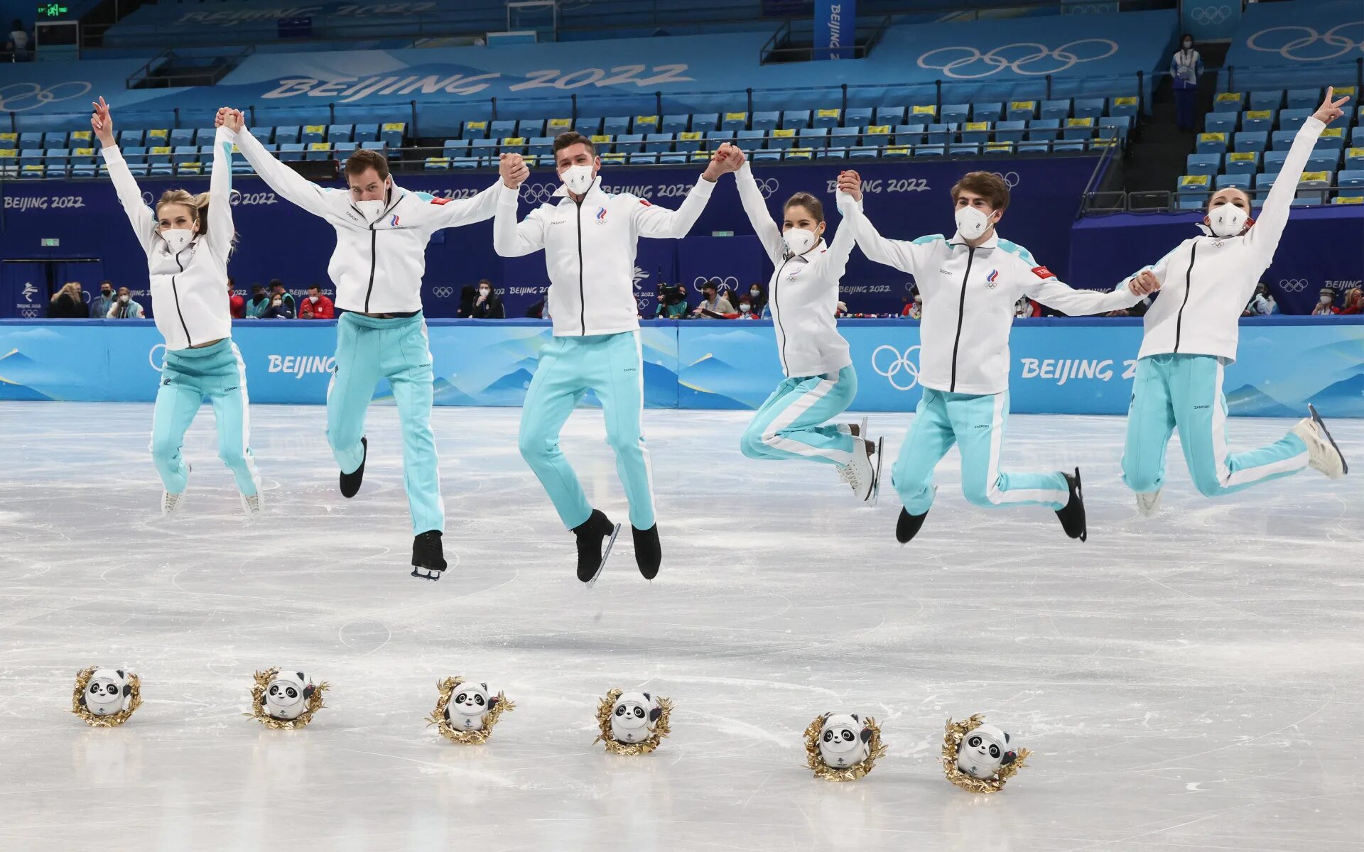 Российские фигуристы в Пекине 2022. Российские фигуристы на Олимпиаде в Пекине 2022. Команда фигуристов на Олимпиаде 2022. Олимпийское фигурное катание результаты