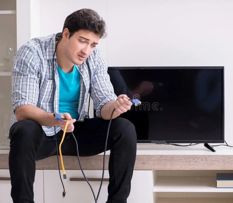 Mewing tv man. Пытаешься починить. Сломанный ТВ ман. Man fixed TV. Девушка разбивает телевизор.