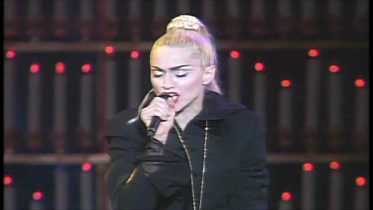 Live blonde. Мадонна песни Церковь. True Blue Мадонна. Madonna like a Prayer blonde Ambition. Мадонна лысая.