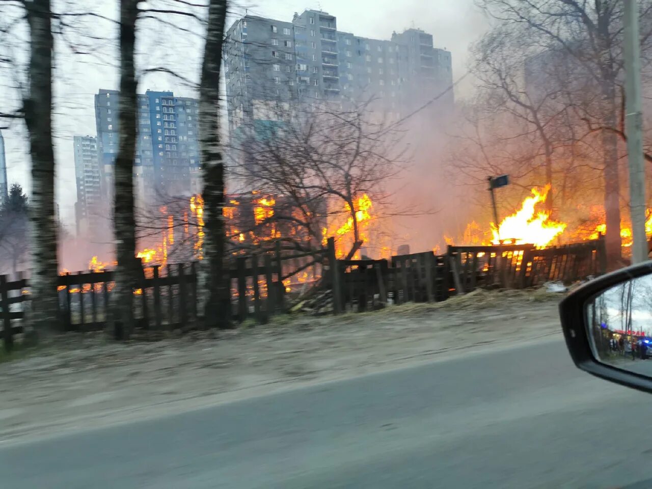Что горит в новом городе. Горящий дом. дом горит. пожар в мегаполисе. пожар в красногвардейском районе.
