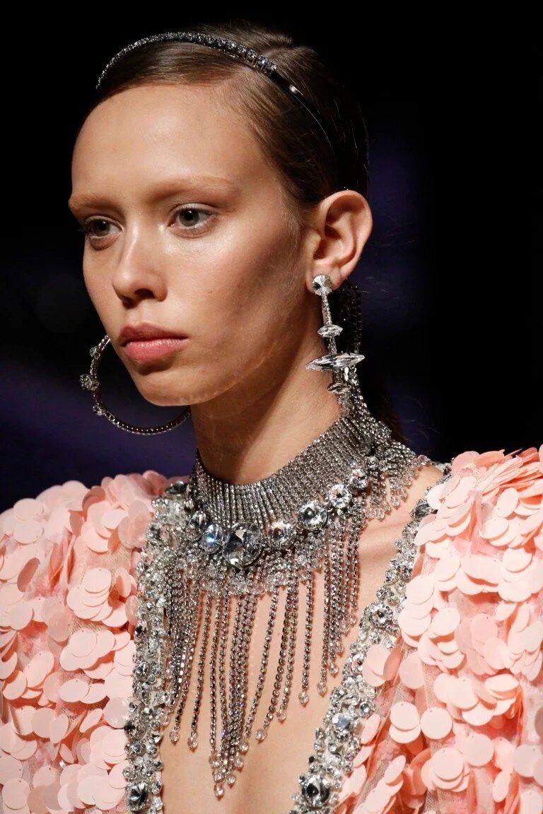 Аксессуары 2018. Серьги Miu Miu 2022. Miu Miu 2017. Миу Миу украшения. Miu Miu Fall 2018.