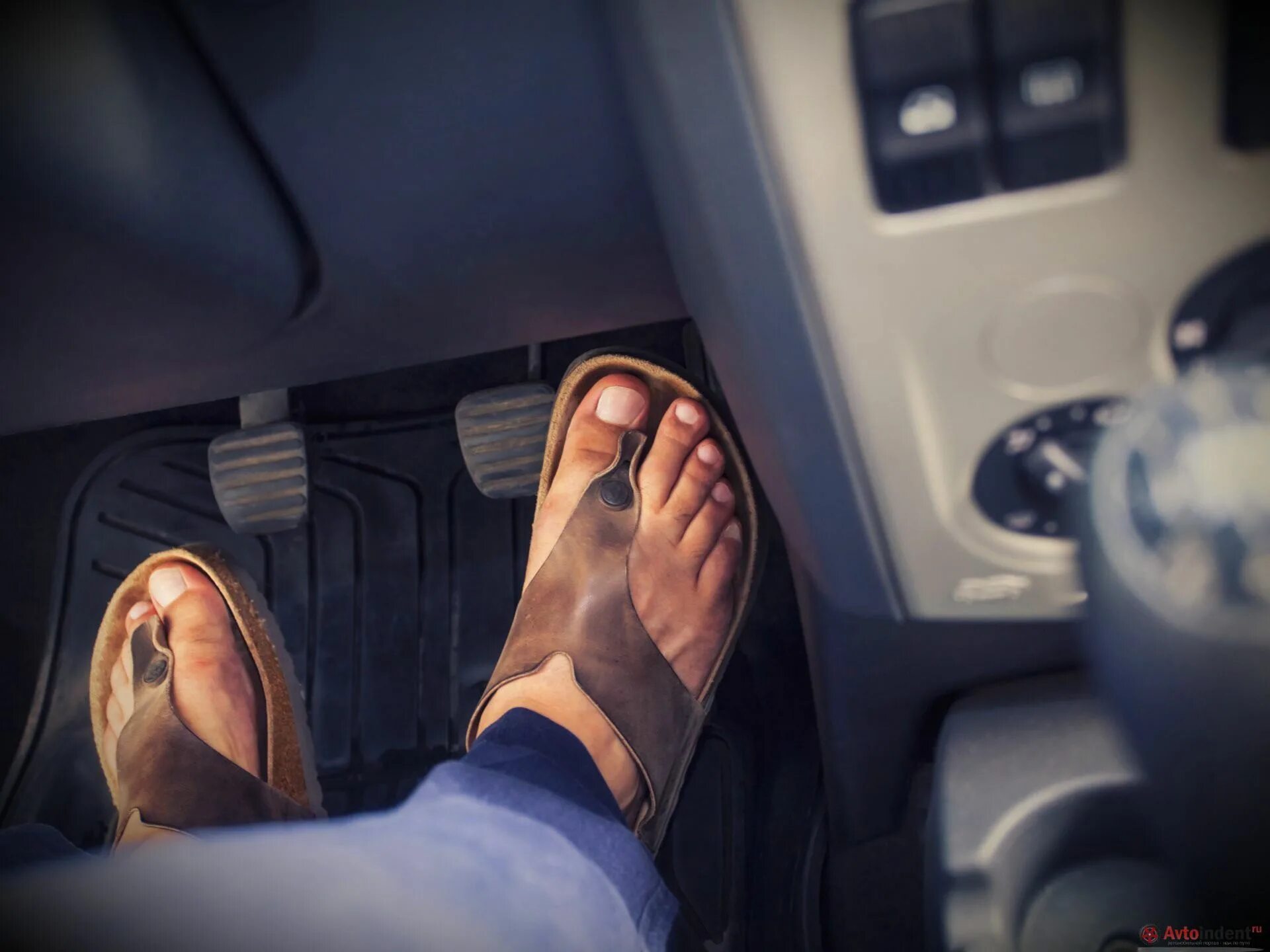 женские ножки на торпеде. ножки из машины. женские ноги в машине. мужчина путешествует на машине. поездка в отпуск на машине.